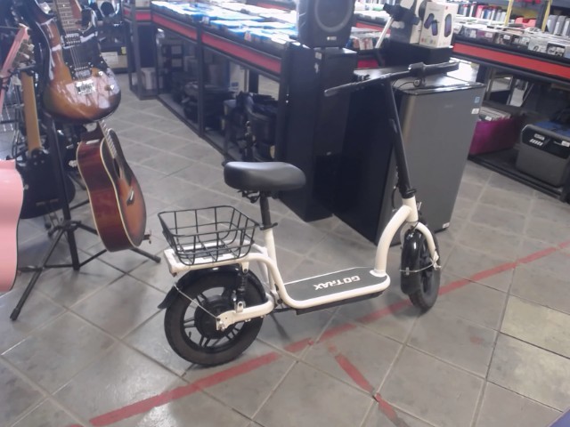 Scooter lectrique avec casque et charge