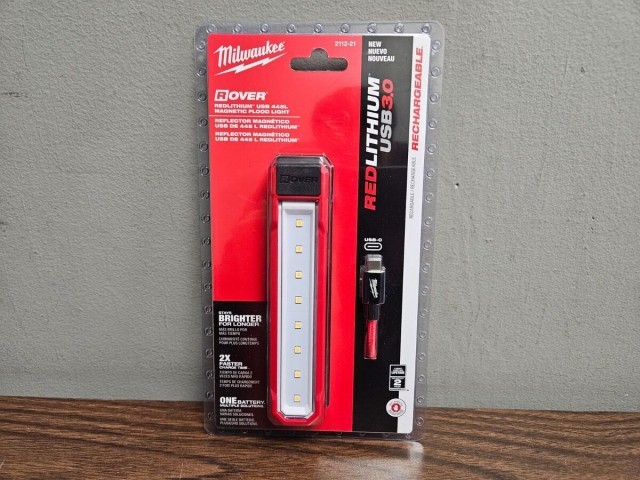 Milwaukee usb 445l magnetic flood light