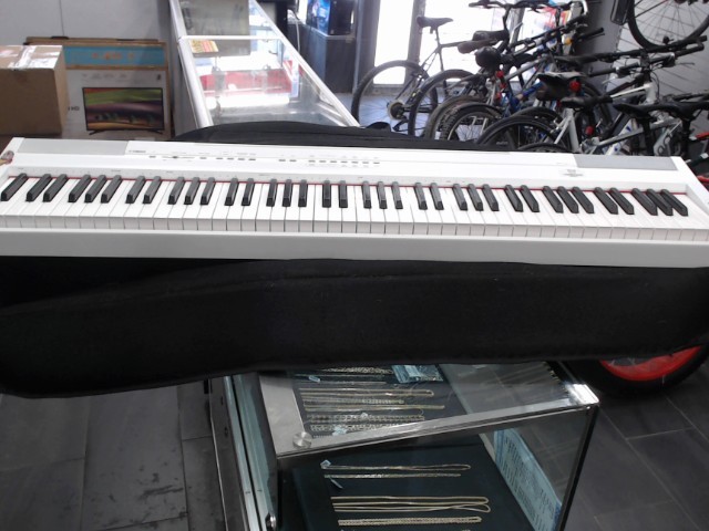 Synth blanc avec soft case