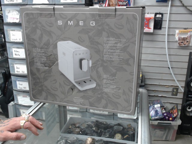 Cafetiere smeg neuf