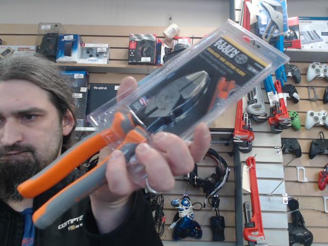 Insulated side cutting pliers