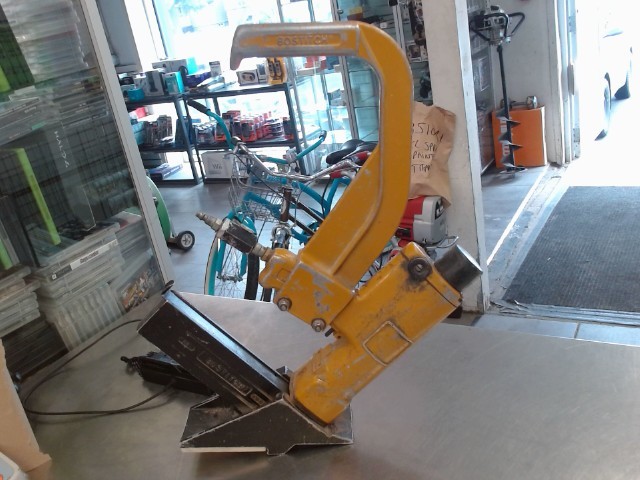 Staple floor tool sans marteau