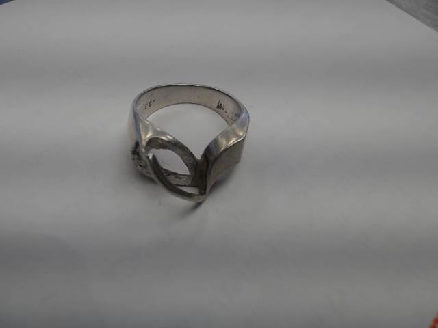 Bague en argent forme v