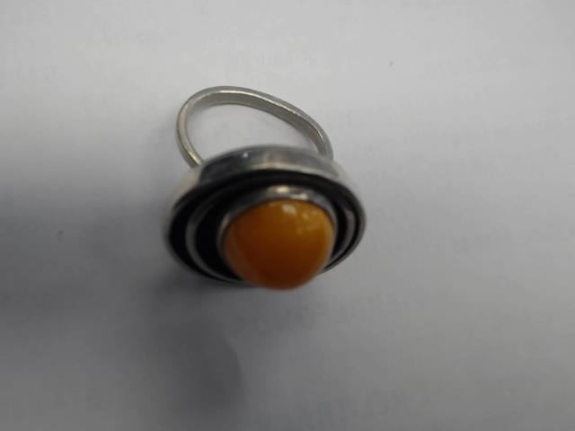 Bague en argent avec perle orange