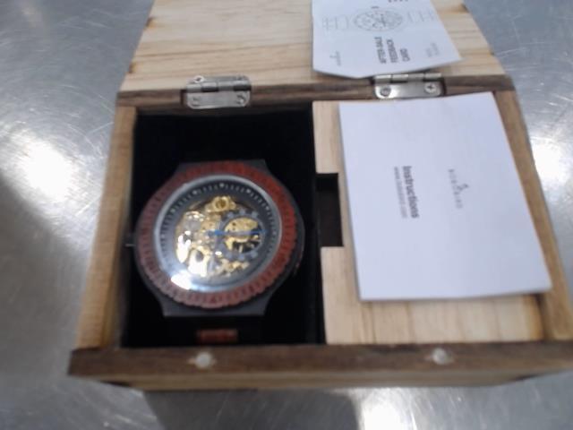 Montre en bois avec son boiti