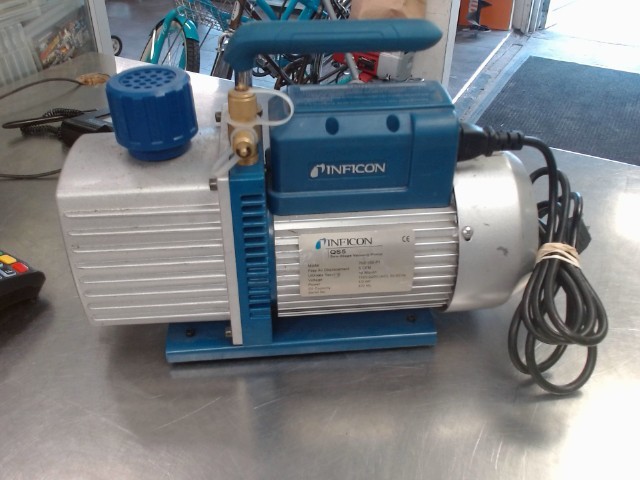 Two-stager vacuum pump