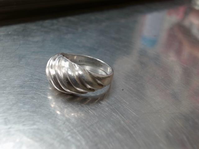 Bague avec motif ligner au milieu