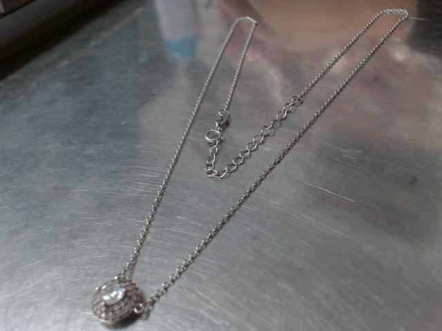 Chaine avec pendatif diamant integrer