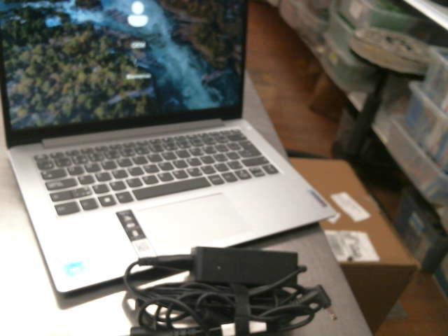 I3 4gb de ram, 128gb ssd.