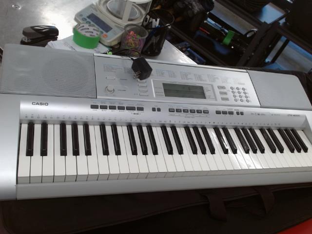 Synthetiseur casio+acc+ch