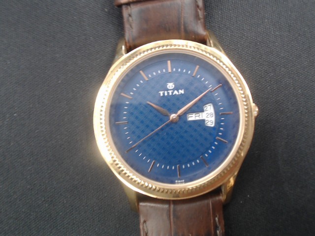 Montre dore cadran bleu