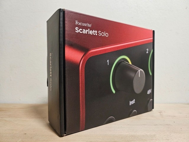 Scarlett solo 4th gen rouge dans boite