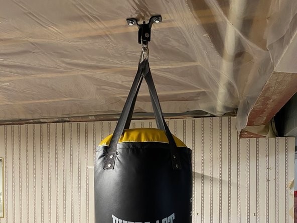 Boxing bag crochet plafond