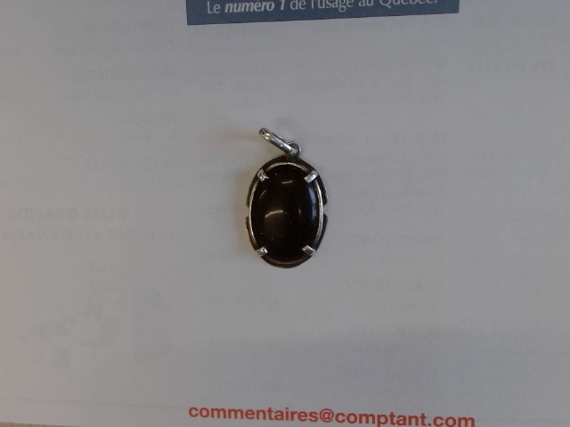 Breloque en argent avec pierre noire