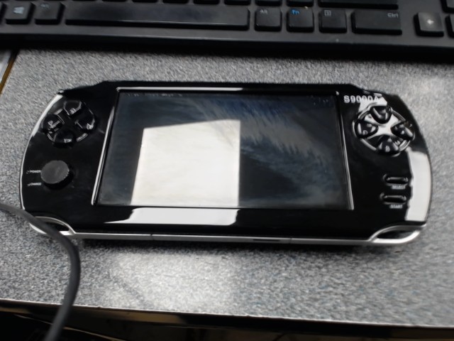 Console a main noir avec boite