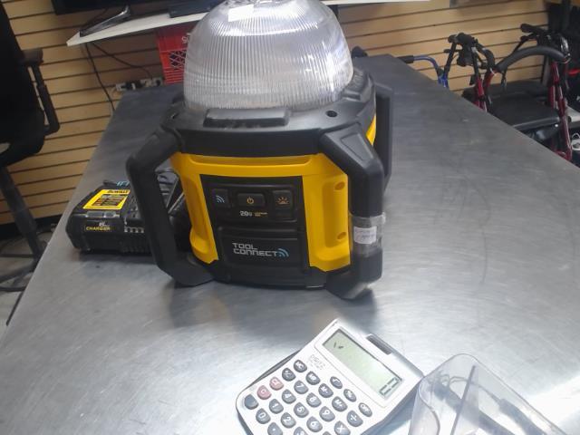 Lampe dewalt avec chargeur
