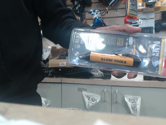 Non-contact voltage tester