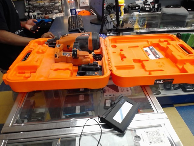 Cloueuse orange case et boite a cloue