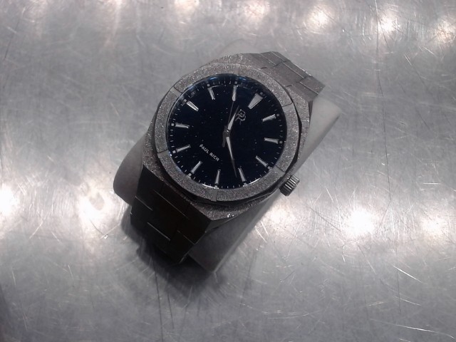 Montre avec brillant