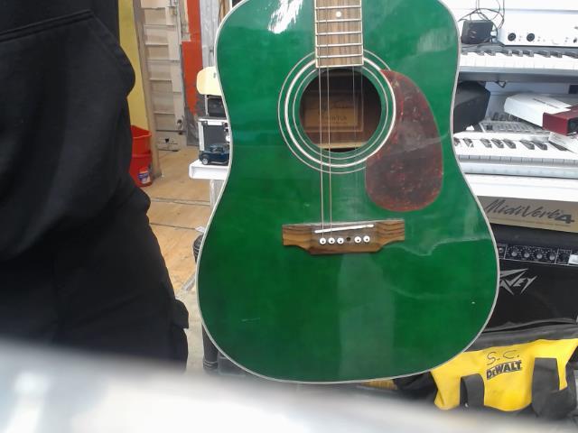 Guitare acoustique verte