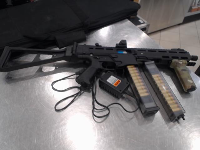 Mitrailette airsoft avec chargeur et 2 c