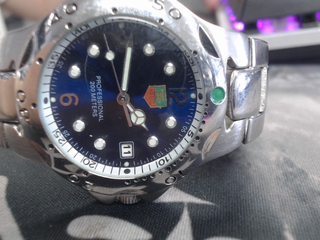 Montre argent avec fond bleu marin