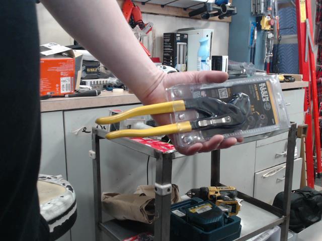Plier wrench