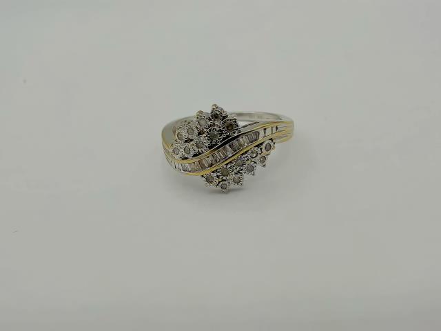 BAGUE EN OR BLANC 10KT AVEC DIAM 