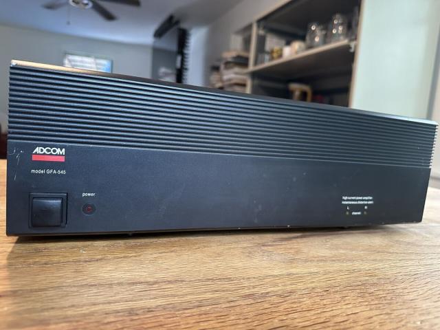 Sterio power amp adcom 500w