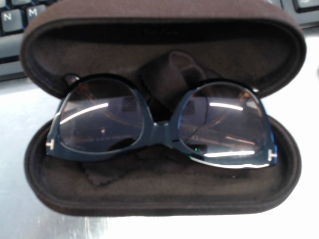 Lunette de soleil avec case