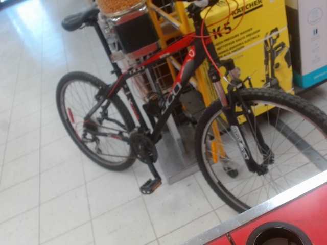 Velo de couleur rouge noire