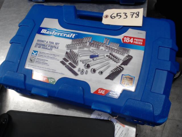 Socket and tool