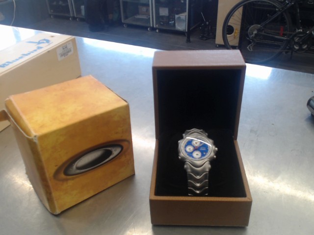Oakley gmt watch + box