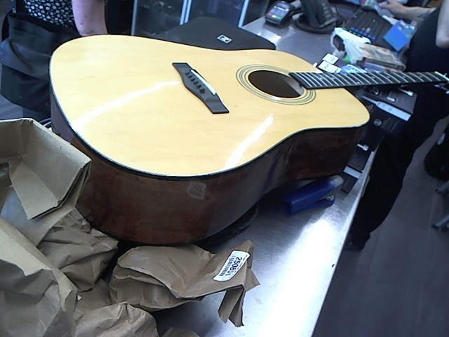 Guitar pas de corde et manque deux cls