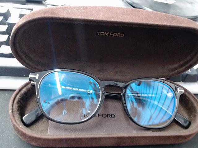 Lunettes tom ford in case