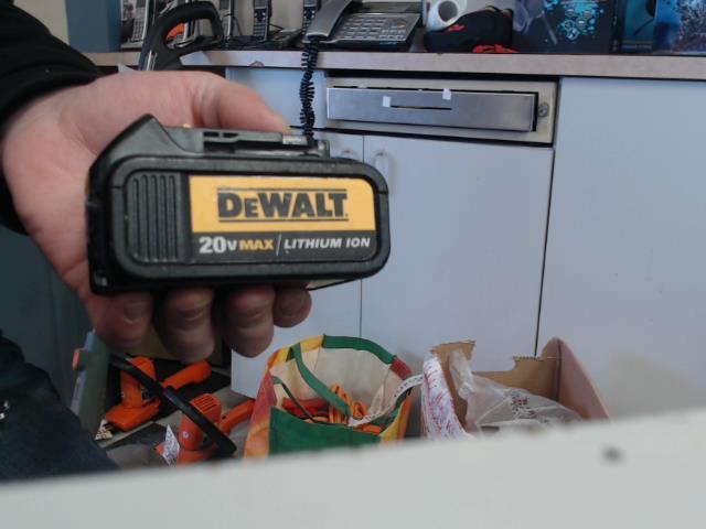 Fake dewalt dcb200 batterie compatible