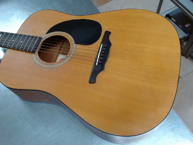 Guitare acoustique av case
