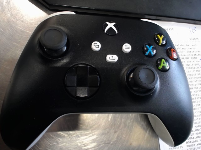 Manette xbox one noir et blanche