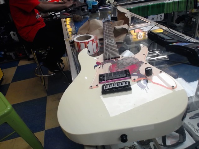 Guitare blanche case dure acheter ici