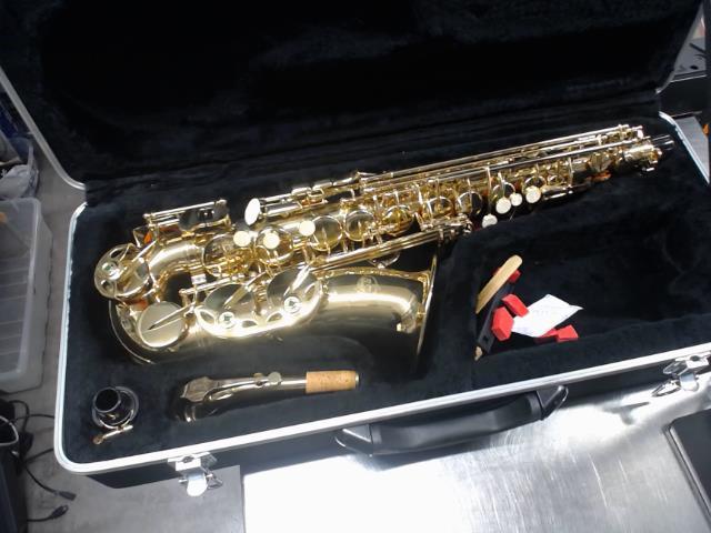 Sky usa alto saxophone like new in case