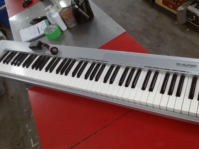 Synthetiseur m-audio+fil+support
