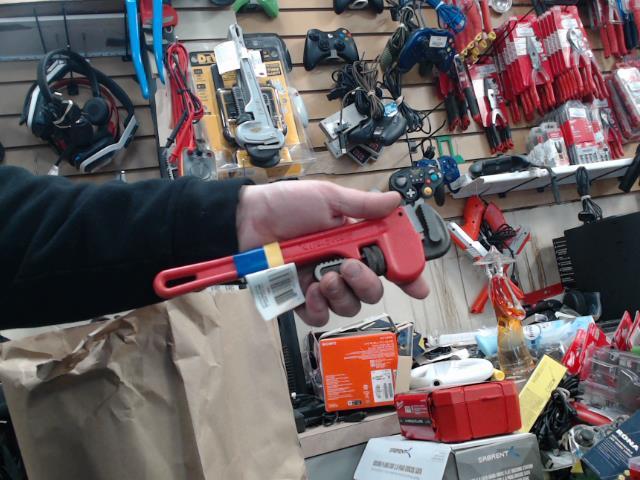 Pipe wrench