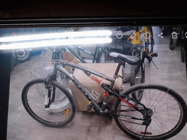 Bicyclette de montagne gris noire