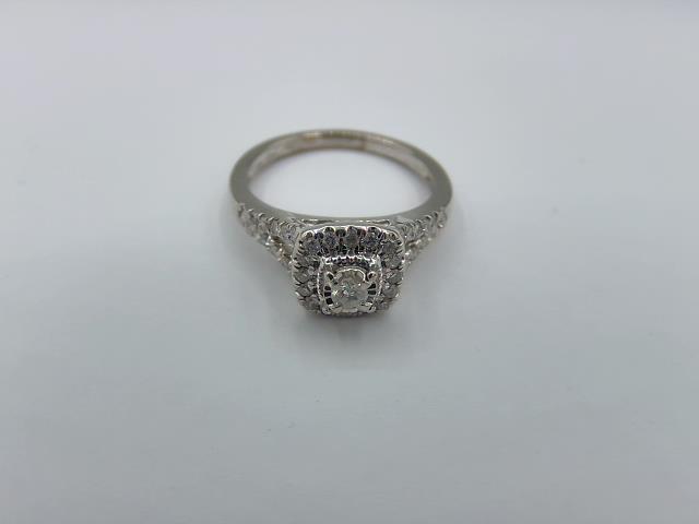 BAGUE EN OR 10KT AVEC DIAMANTS 