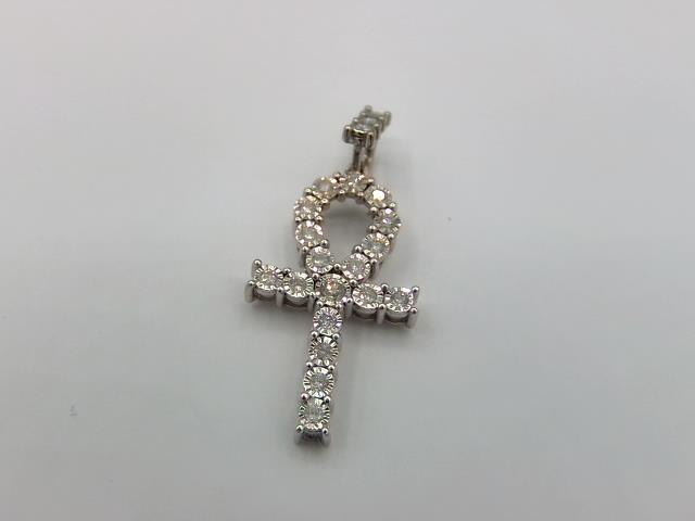 BRELOQUE EN OR 10KT AVEC DIAMANTS 