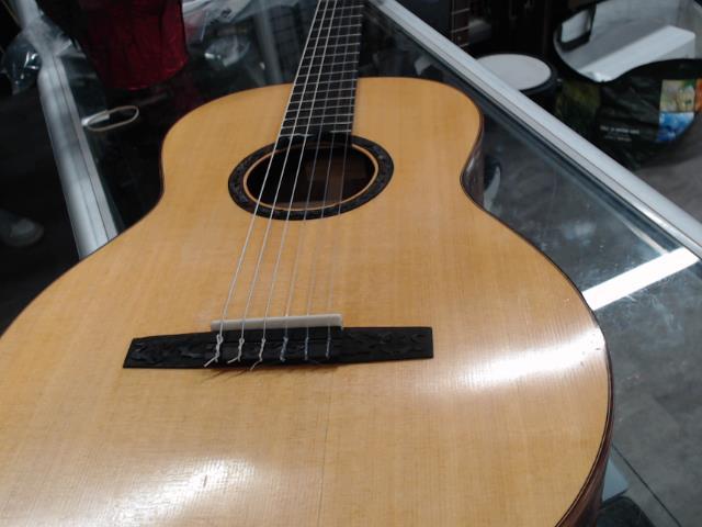 Classical dreadnought, slight crack