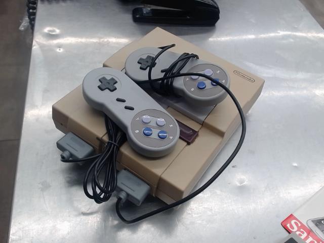 Super nintendo avec 2 manettes