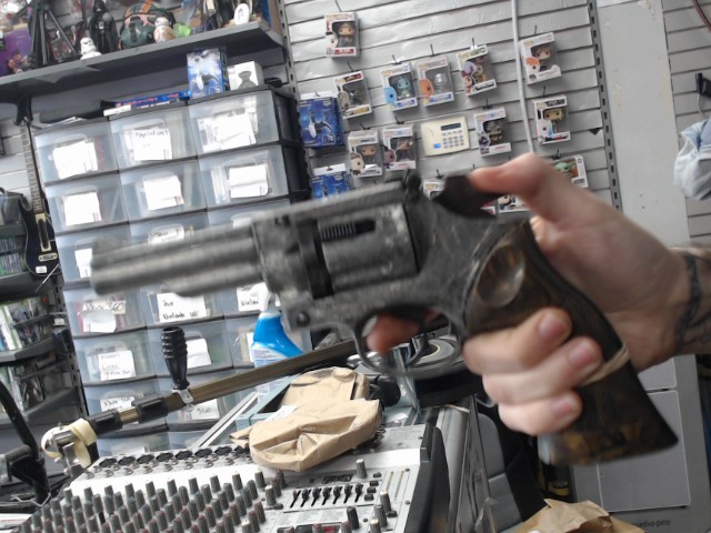 Revolver airsoft avec etuie en cuir