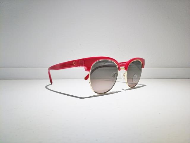 Lunette de soleil rouge etnia o