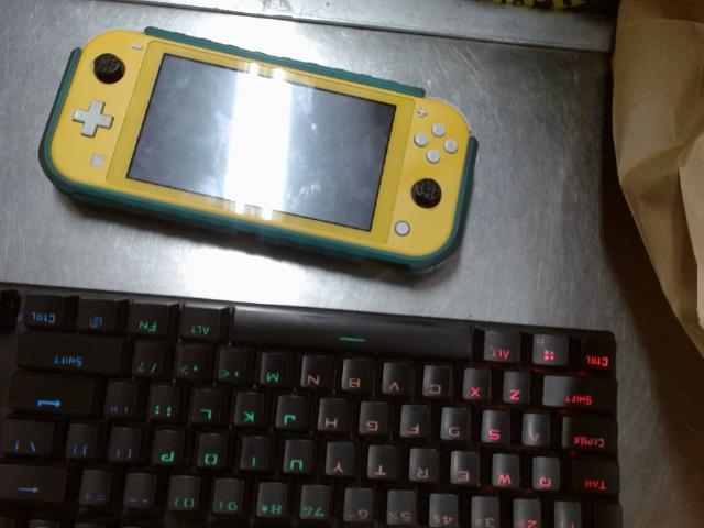 Switch jaune bouton un peu bris